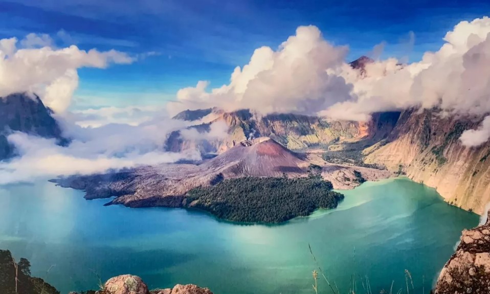 Gunung Rinjani, salah satu Gunung Tertinggi di Indonesia