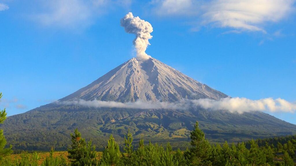 Gunung Semeru,  salah satu Gunung Tertinggi di Indonesia