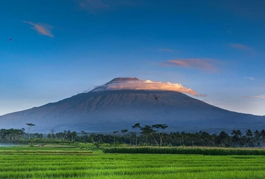 Gunung Slamet, salah satu Gunung Tertinggi di Pulau Jawa